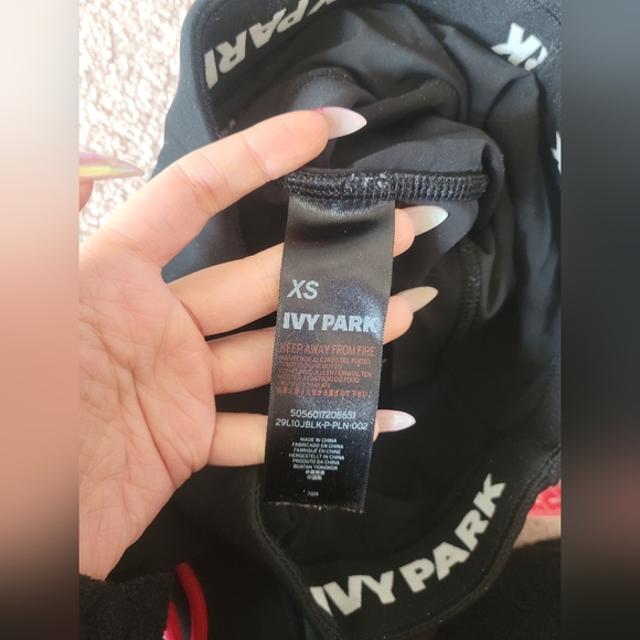 IVY PARK | Workout Capri XS - Picture 4 of 8